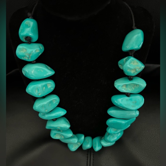 Beautiful, handmade statement necklace in synthetic turquoise stone - Picture 4 of 7